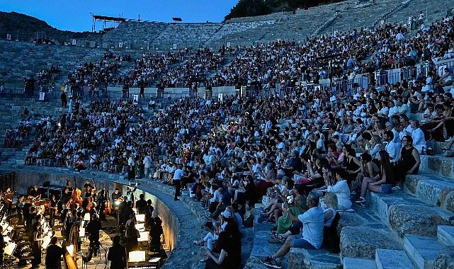 Işıklar Altında Efes: Tiyatro Yolculuğu ve Sahnelerin Ardındaki Anımsamalar