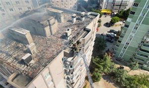 İtfaiye Ekipleri 3 İşçiyi Zamanında kurtardı: Çatıda Başlayan Yangın, Şehrin Cesur Müdahalesiyle Kontrol Altında