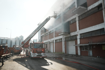 İzmir Limanında Yangın Alarmı: Ekipler Hızlı Müdahale Ederek Tehlikeyi Kontrol Altına Aldı