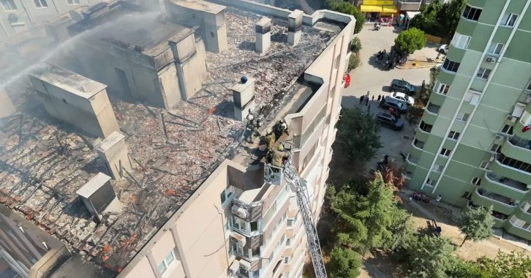 İzmir’de Çatı Yangını Kahraman Kurtarmalar ve Ekiplerin Özverisiyle Söndürüldü