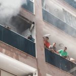 İzmir’de Çiçek Mahallesi’nde Yangın: İtfaiye Ekiplerinin Şahane Müdahalesiyle 10 Kişi Kurtarıldı