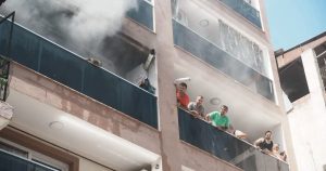 İzmir’de Çiçek Mahallesi’nde Yangın: İtfaiye Ekiplerinin Şahane Müdahalesiyle 10 Kişi Kurtarıldı