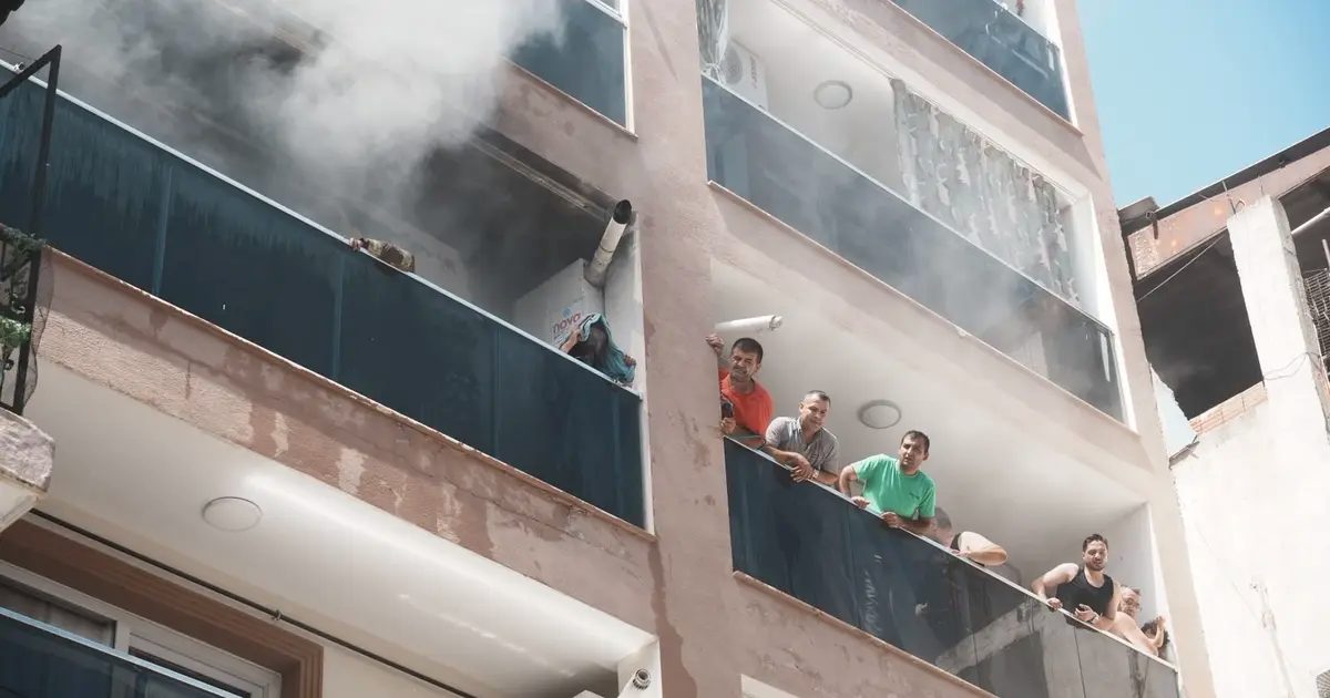İzmir’de Çiçek Mahallesi’nde Yangın: İtfaiye Ekiplerinin Şahane Müdahalesiyle 10 Kişi Kurtarıldı