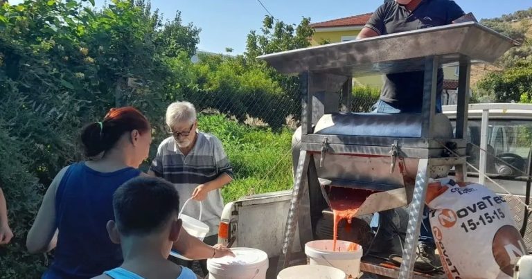 İzmir’de Kadınlar İçin Salça Sezonu: Mahalle Mahalle Sıkım Makinesiyle Kışlık Hazırlık Coşkusu Büyüyor