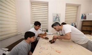 İzmir’in Kayıp Kırmızısını Yeniden Boyayan Kalıplar: Hafızadan Geleceğe Dokunan Bir Atölye Rüyası