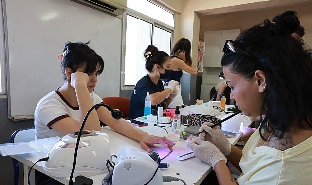 Kadınların Ekonomiye Katılımında Yeni Bir Dönem: Ücretsiz Kurslarla Girişimcilik ve Uzmanlık Yolculuğu