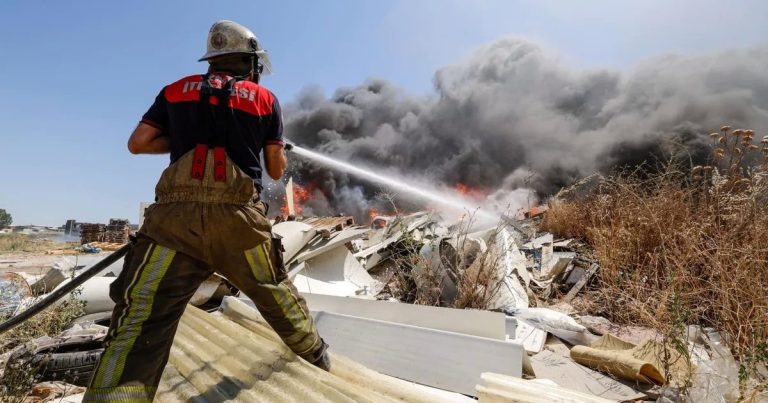 KAKLIÇ’ta Tehlike Büyüyor: Polyester Malzemelerin Açık Alanda Tutuşması Bölgede Alarm Zilleriyle Haber Oldu