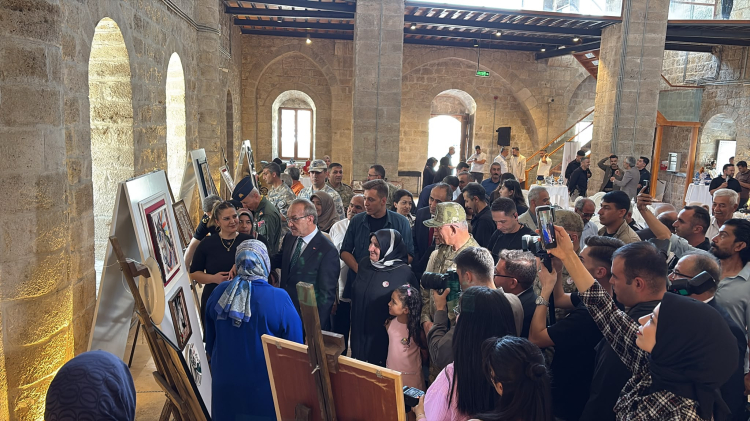 Kalp Atışıyla Sanat: Şehit Aileleri İçin Heyecan Yaratan Karma Sergi