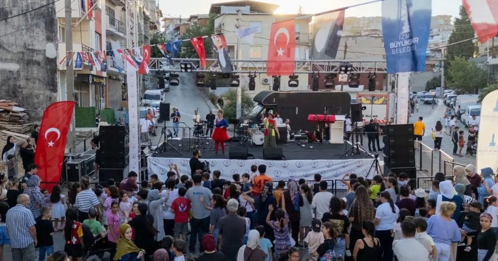 Karabağlar’da Yaz Şenliği Coşkusu: Mahalle Buluşması Halkın ve Yetkililerin Katılımı ile Taçlandı