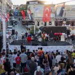 Karabağlar’da Yaz Şenliği Coşkusu: Mahalle Buluşması Halkın ve Yetkililerin Katılımı ile Taçlandı