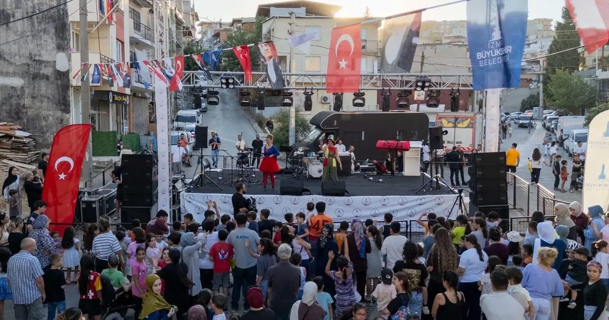 Karabağlar’da Yaz Şenliği Coşkusu: Mahalle Buluşması Halkın ve Yetkililerin Katılımı ile Taçlandı