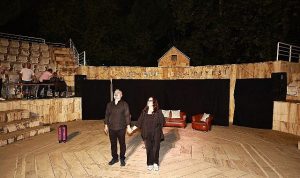 Kentin Gecesinde Sahne Işığı: Aşkın ve Dostluğun Esintili Perdesi