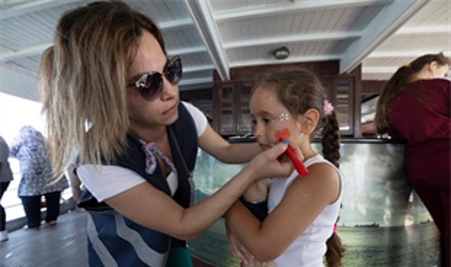 Körfezde Renkli Bir Gün: Üç Nesil Birlikte İzmir’in Sevinci ve Deniz Havasıyle Büyüyor
