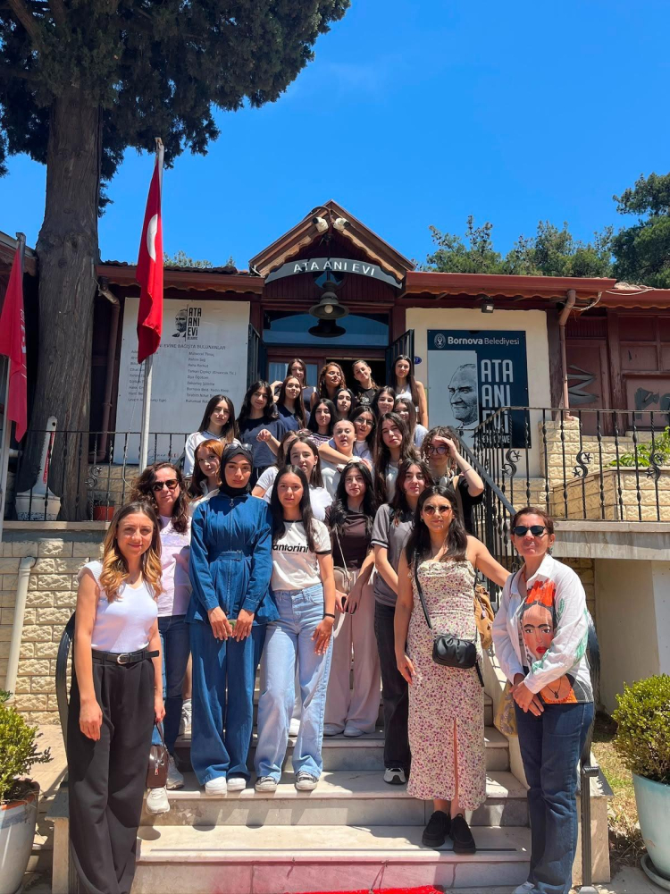 Liseli Gençler Müzede Geziyor: İzmir’in Kültürel Mırını Keşfe Yolculuk