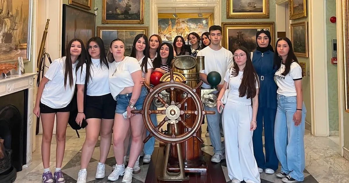 Liseli Gençler Müzede Geziyor: İzmir’in Kültürel Mırını Keşfe Yolculuk