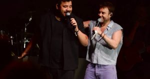 Murat Dalkılıç Yaz Konserlerinde Enerjiyi Zirveye Taşıyor: Sürpriz Düetli Gece Çeşme’de Dans Ettirdi