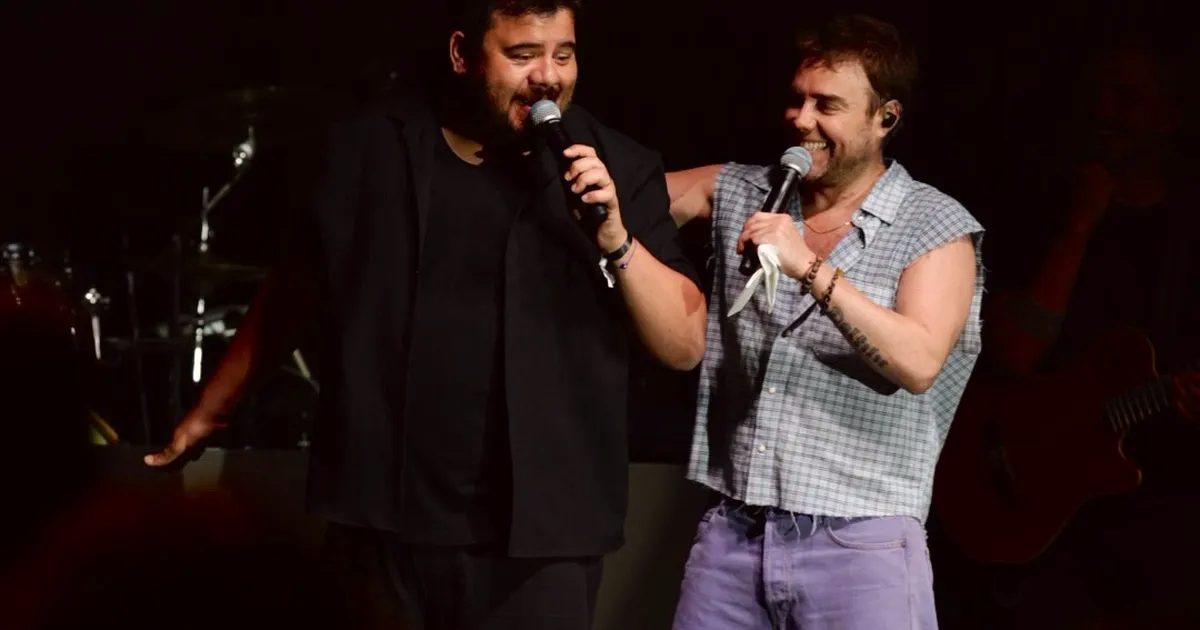 Murat Dalkılıç Yaz Konserlerinde Enerjiyi Zirveye Taşıyor: Sürpriz Düetli Gece Çeşme’de Dans Ettirdi