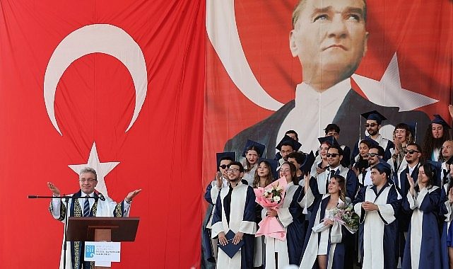 Sanatın Işığını Geleceğe Taşıyan Mezuniyet Coşkusu: DEÜ GSF 2025-2026 Töreni ve Anılar