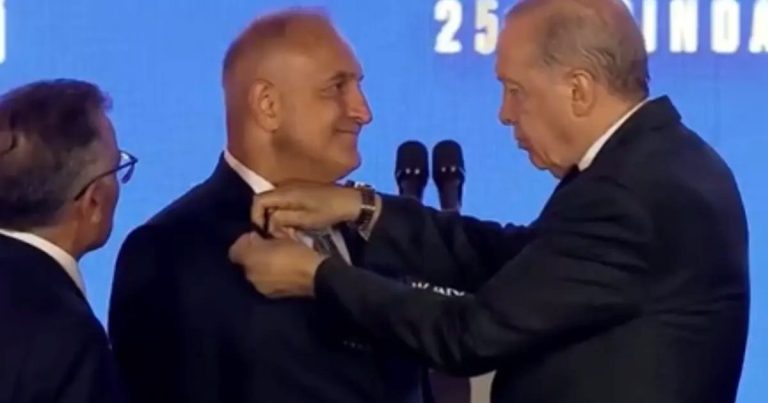 AK Parti’nin 25. Yıl Kutlamasında Sarsılan Siyaset Sahnesi: Yeni Üyeler ve Jestleryle Dolgunluk Yaşandı