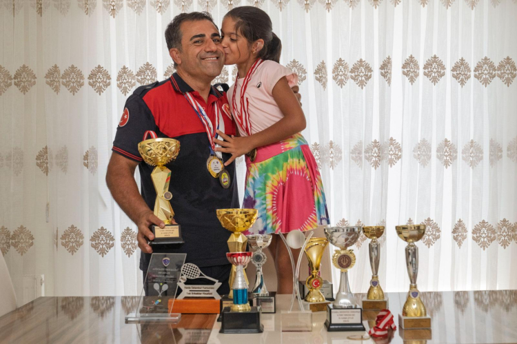Baba-Kızın Tenis Tutkusu: İtfaiyecilikten Kortlara Uzanan Başarı Hikayesi
