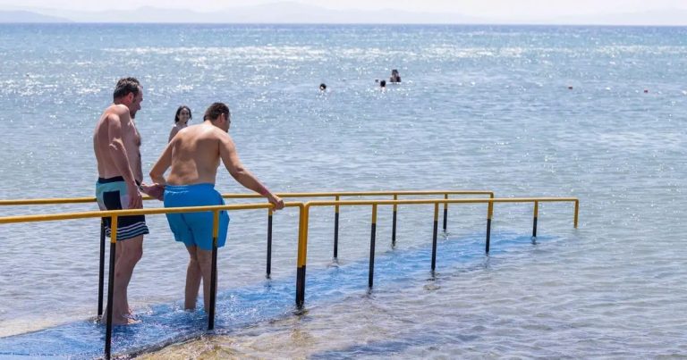 Engelsiz Deniz Zirvesi: İzmir’in Gönül Verdiği Yaz Boyu Araba Desteği ve Erişilebilir Plaj Yolculukları