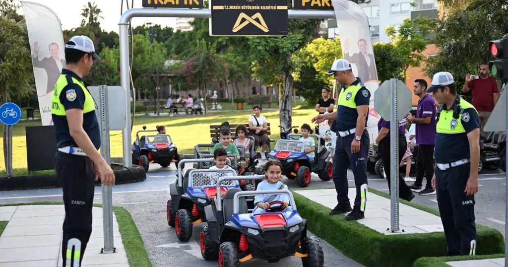 Geleceğin Sürücüleri İçin Trafik Bilinci: Minikler Akülü Araca Biniyor