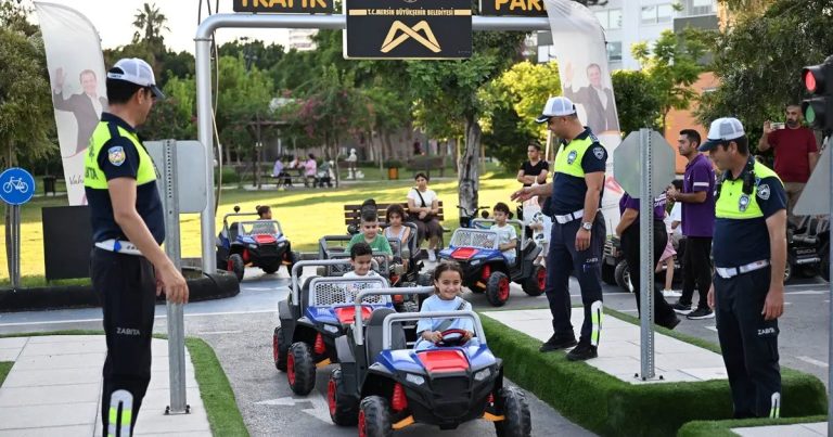 Geleceğin Sürücüleri İçin Trafik Bilinci: Minikler Akülü Araca Biniyor