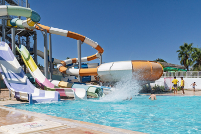 Genç İzmir Yaz Şenliği: Oasis Aquapark'ta 450 Gençle Eğlence ve Dayanışma Rüzgârı