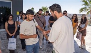 Gökkuşağı Dolu Yaz: Genç İzmir’in Oasis Macerası ve Sosyal Dayanışmanın Parlayan Yüzü