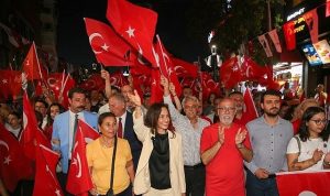 Işıklar ve Zaferin Sesi: Karşıyaka’da Umuda Dönen 30 Ağustos Anıları