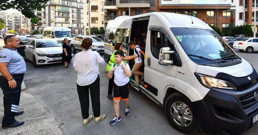 İzmir’de Okul Servis Ücretlerinde Sarsıcı Düzenleme: Müşterek Ceza ve Yeni Plaka Kurallarıyla Taşıma Ahlakında Devrim