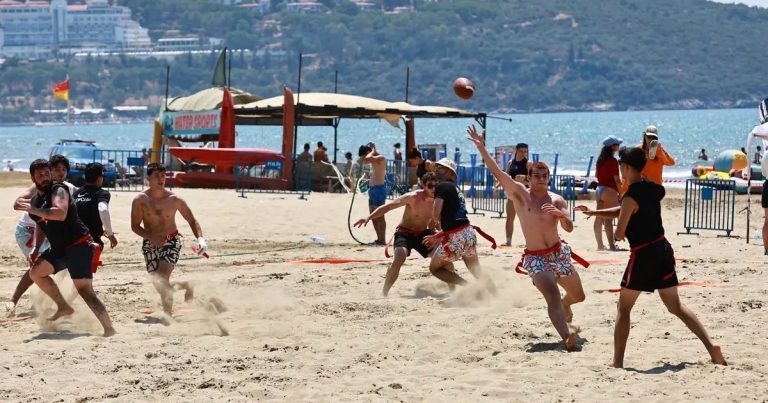 İzmir’de Plajda Mücadele: Bayraklı Turnuva ile Sporun Keyfi Vahaya Şaşmıyor