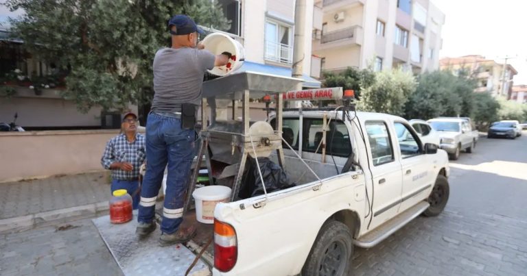 Kış Hazırlığında Toplumsal Dayanışma: Efes Selçuk’ta Salça Makinesiyle İş Yükü Paylaşılıyor