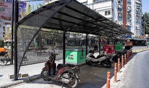 Küçükpark ve Çamdibi’nde Sıcak Hava Koşullarını Unutturacak Konfor Adımları: Motokuryeler ve Bankamatikler İçin Yeni Gölgeliklerle Halkın Yanında Bornova Belediyesi