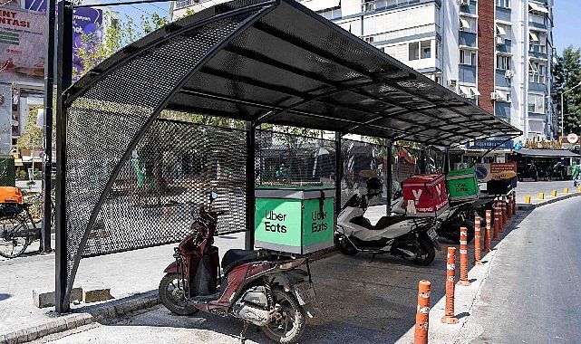 Küçükpark ve Çamdibi’nde Sıcak Hava Koşullarını Unutturacak Konfor Adımları: Motokuryeler ve Bankamatikler İçin Yeni Gölgeliklerle Halkın Yanında Bornova Belediyesi