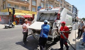 Menderes’te Temizlik Seferberliği: Caddeler Yeniden Hayat Buluyor, Ekipler İle Şehir Yenileniyor
