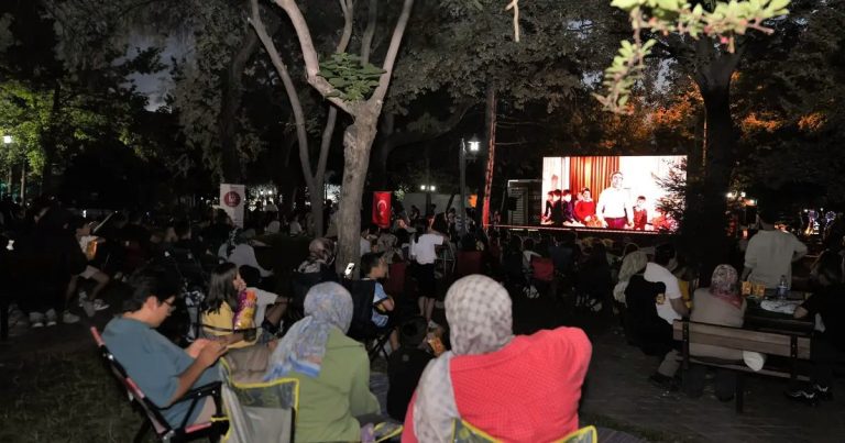 Neşeli Günler Açık Havada Keçiörenlilerle Buluştu: Yeşilçam Rüzgârı Parkta Esti