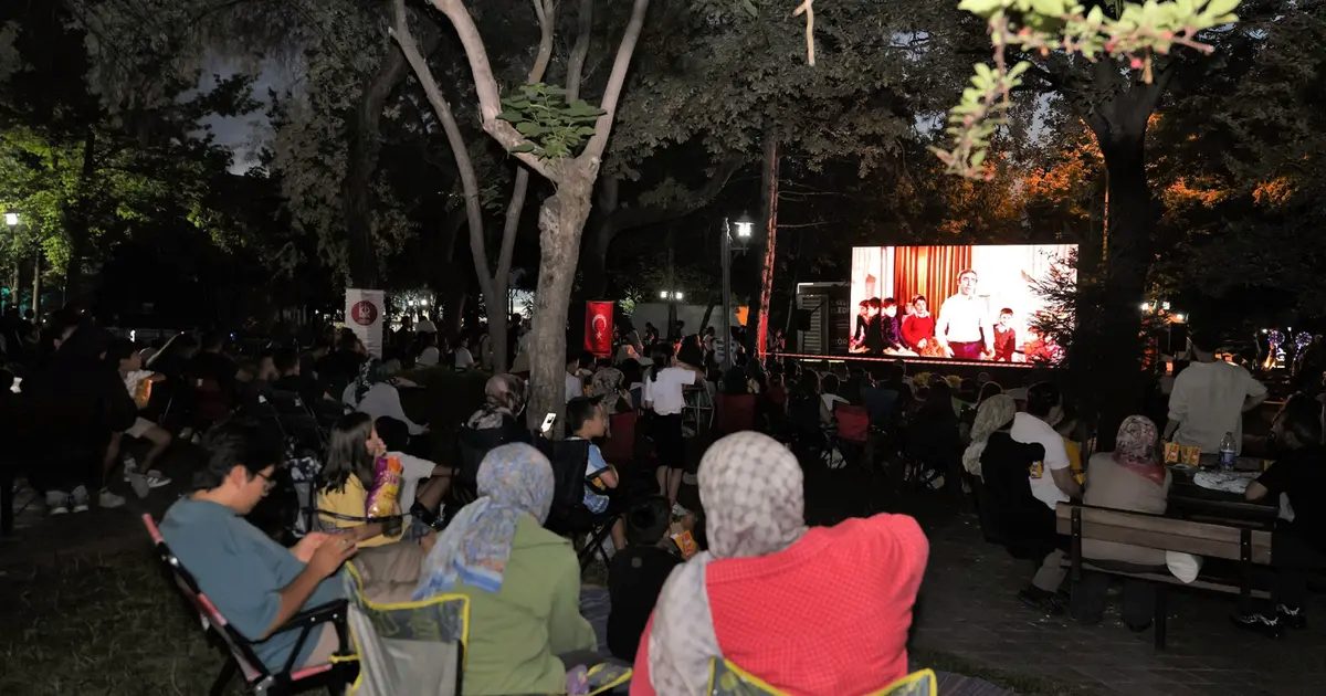 Neşeli Günler Açık Havada Keçiörenlilerle Buluştu: Yeşilçam Rüzgârı Parkta Esti