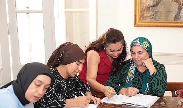 Okuma Yazma Devrimi: Konaklı Kadınlar Basmane’de Kendi Ayakları Üzerinde Durmayı Öğreniyor