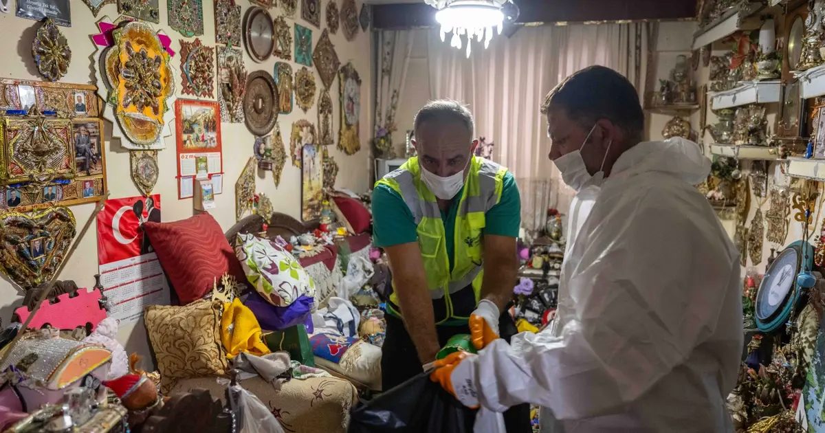 Şehrin Sessiz Kahramanları: Bornova’da Tek Başına Yaşayan Yaşlı Adamın Evi Çöplerden Uzaklaştı, Mahalle Yeniden Nefes Aldı