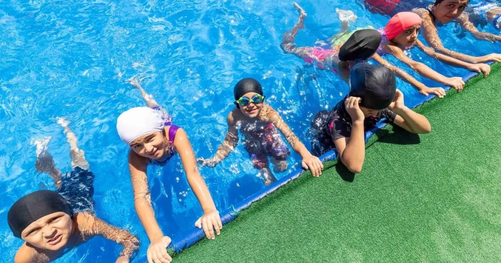 Yüzme Sevinci Şehre Neşe Getiriyor: İzmir’in Portatif Havuzlarıyla Çocuklar Ücretsiz Eğitimle Büyüyor