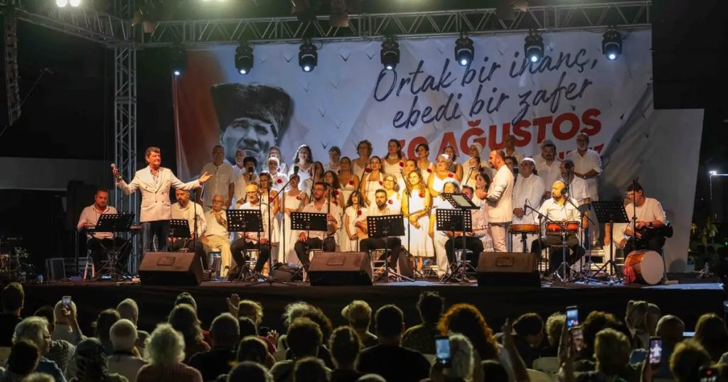 Zafer Coşkusu İzmir’de Büyük Park’ta Yankılandı: Şöhretli Sesler ve Anadolu Türkülerinin Büyüsü