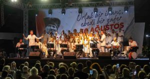 Zafer Coşkusu İzmir’de Büyük Park’ta Yankılandı: Şöhretli Sesler ve Anadolu Türkülerinin Büyüsü