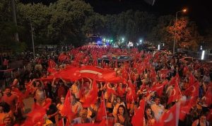 Zaferin Rüzgarı: İzmir Marşıyla Yükselen Umudun Şehrinde Zafer Haftası