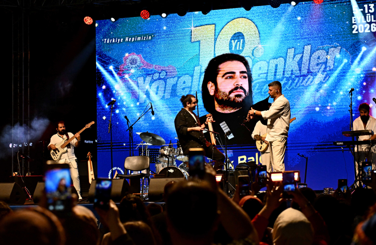 Antalya’da Akışkan Bir Gece: Halk Dansları ve Karadeniz Ezgileri Şöleni
