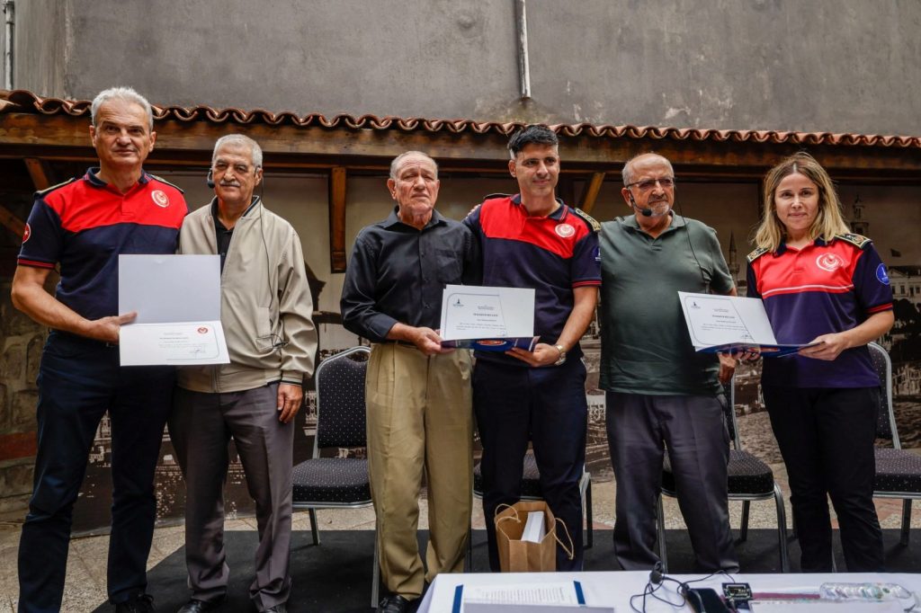 Aynı Hikâyenin Farklı Sayfaları: İtfaiye Rostrusunun Hafızasıyla Bir Ömür Boyunca Anlatılanlar