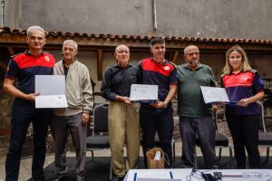 Aynı Hikâyenin Farklı Sayfaları: İtfaiye Rostrusunun Hafızasıyla Bir Ömür Boyunca Anlatılanlar
