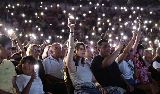 Çeşme’nin Işığı: Renklerin ve Birliğin Sahneye Dönüştüğü İki Gülümseme Günü