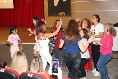 Çiğli’de Komedi ve Müzik Dolu Gece: Yeni Sezon Başladı