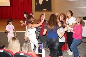 Çiğli’de Komedi ve Müzik Dolu Gece: Yeni Sezon Başladı